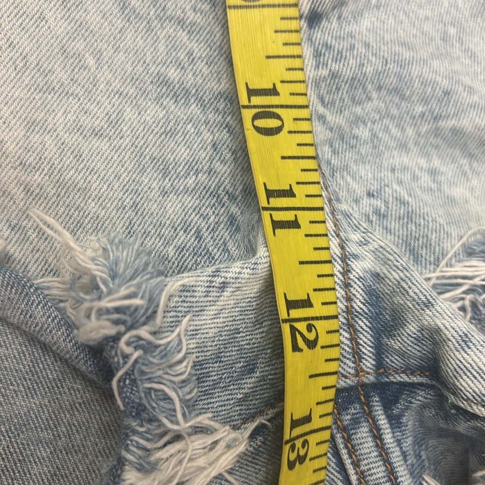 ABERCROMBIE & FITCH Distressed Light Wash Mom Short - Picture 7 of 9